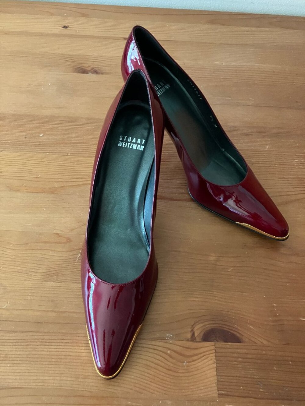 Stuart Weitzman pointed-toe pump Burgundy/ Gold Heel 3 in, Size 7,5 M